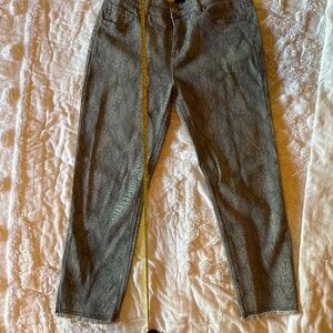 Baccini snakeskin/python print capris